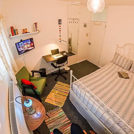 Centrally Located Comfortable Room In London